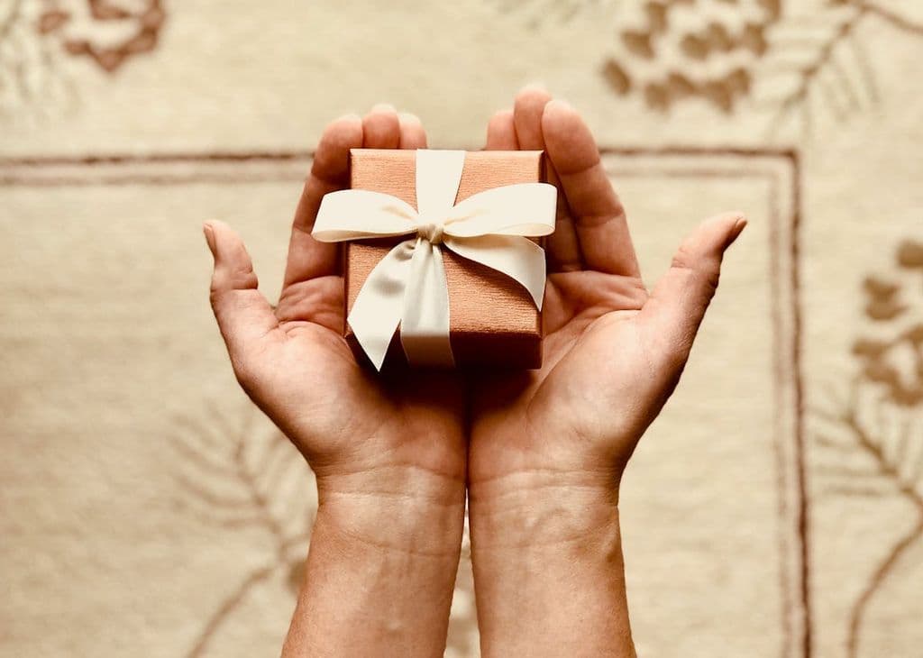 Steuerfreie Mitarbeiter:innen-Geschenke & Sachzuwendungen: So belohnst Du fair und rechtskonform