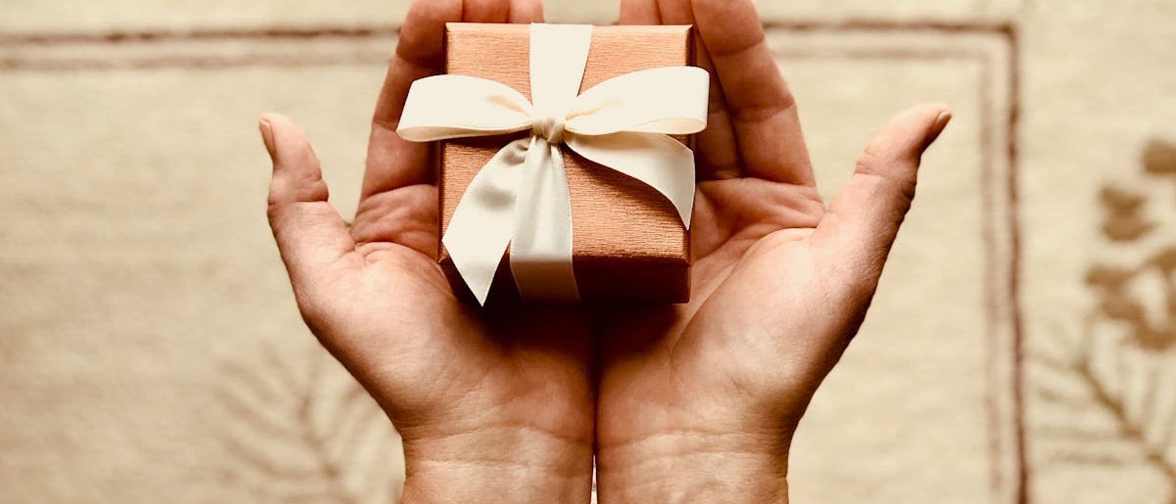 Steuerfreie Mitarbeiter:innen-Geschenke & Sachzuwendungen: So belohnst Du fair und rechtskonform