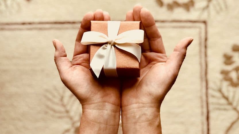 Steuerfreie Mitarbeiter:innen-Geschenke & Sachzuwendungen: So belohnst Du fair und rechtskonform